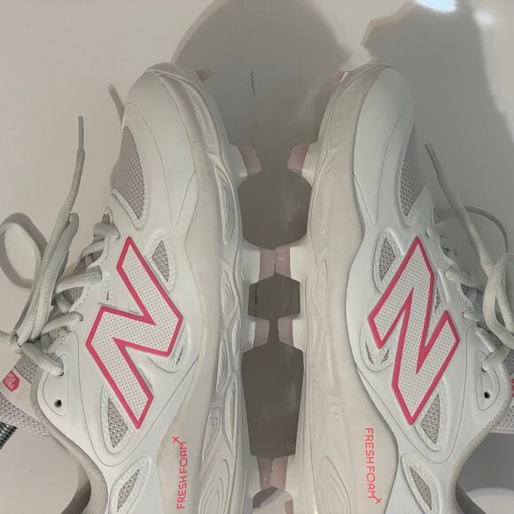 New Balance Unisex White Pink Fresh Foam Velo V4 Softball Cleats Sneakers 7.5 - Picture 7 of 12